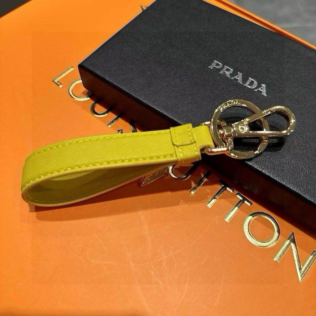 Prada 2024 Collection: Triangular Key Buttons with Polished Steel Fittings and Personality Charms - 图片 9