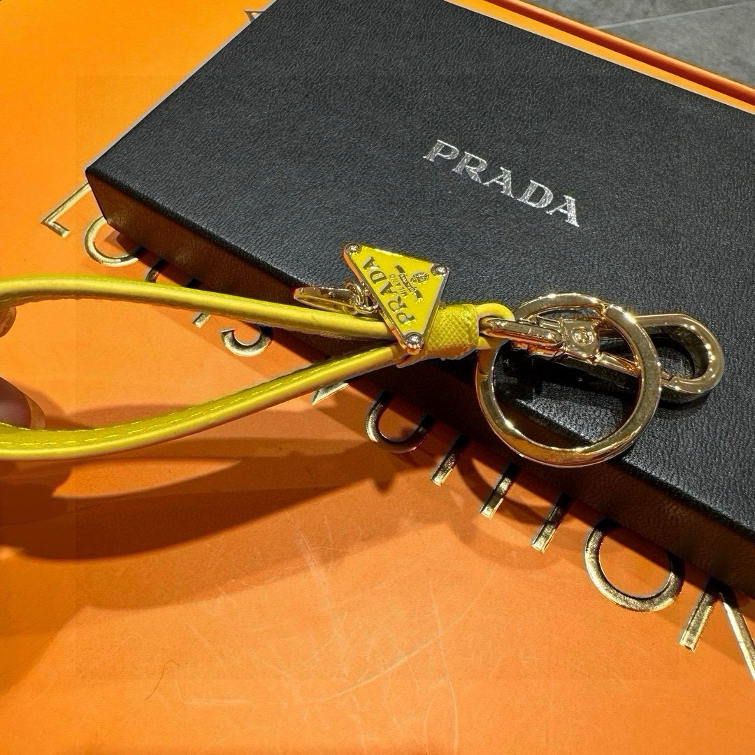 Prada 2024 Collection: Triangular Key Buttons with Polished Steel Fittings and Personality Charms - 图片 7