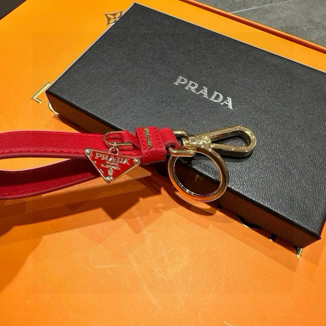 Prada Introduces 2024 Triangular Key Buttons with Polished Steel Fittings and Charms - 图片 7