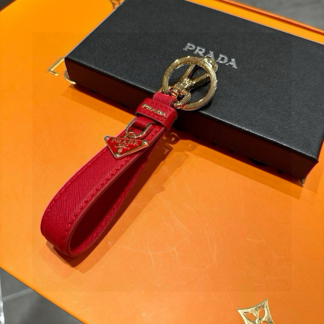 Prada Introduces 2024 Triangular Key Buttons with Polished Steel Fittings and Charms - 图片 2