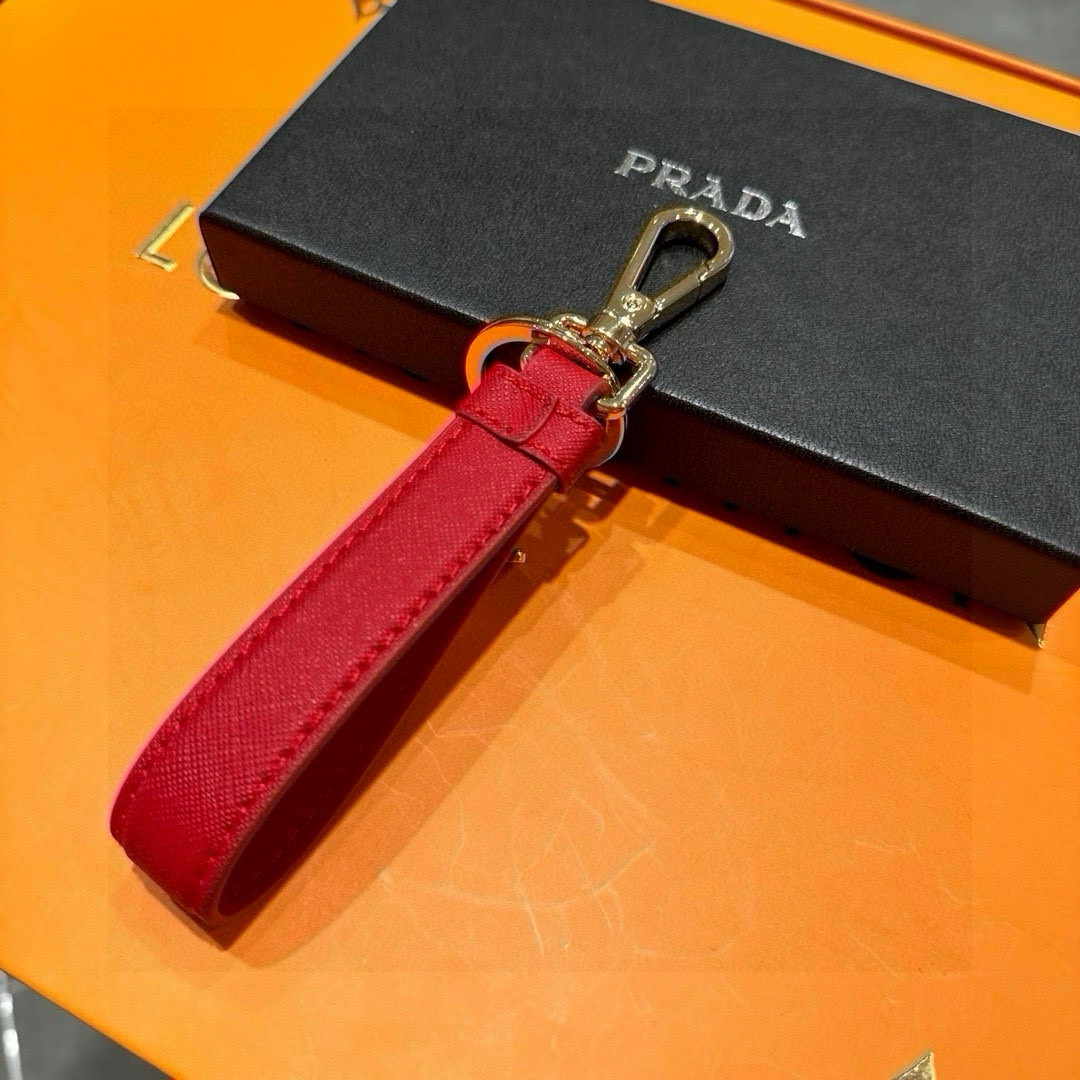Prada Introduces 2024 Triangular Key Buttons with Polished Steel Fittings and Charms - 图片 3