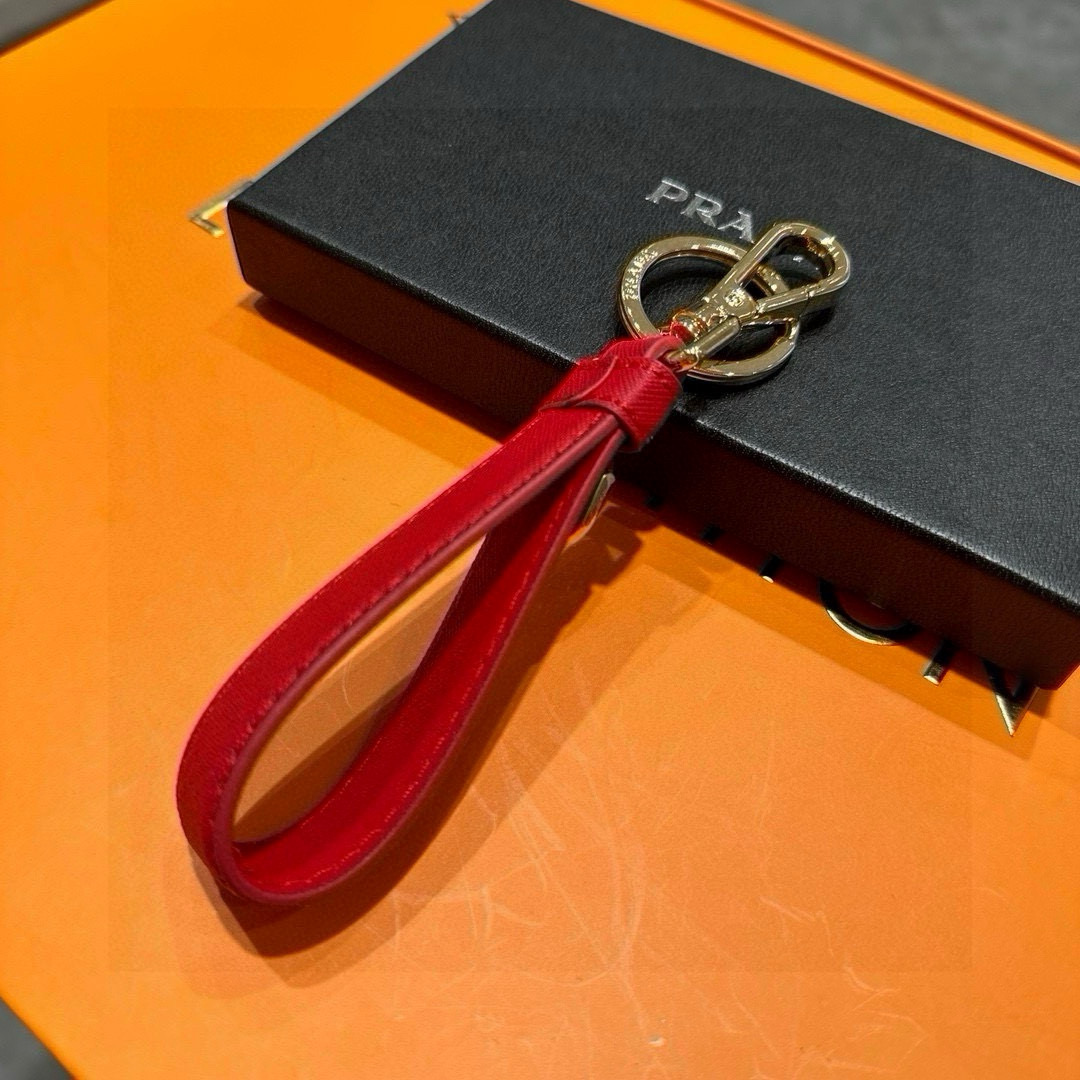 Prada Introduces 2024 Triangular Key Buttons with Polished Steel Fittings and Charms - 图片 8