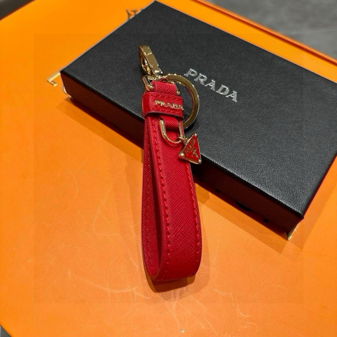 Prada Introduces 2024 Triangular Key Buttons with Polished Steel Fittings and Charms - 图片 4