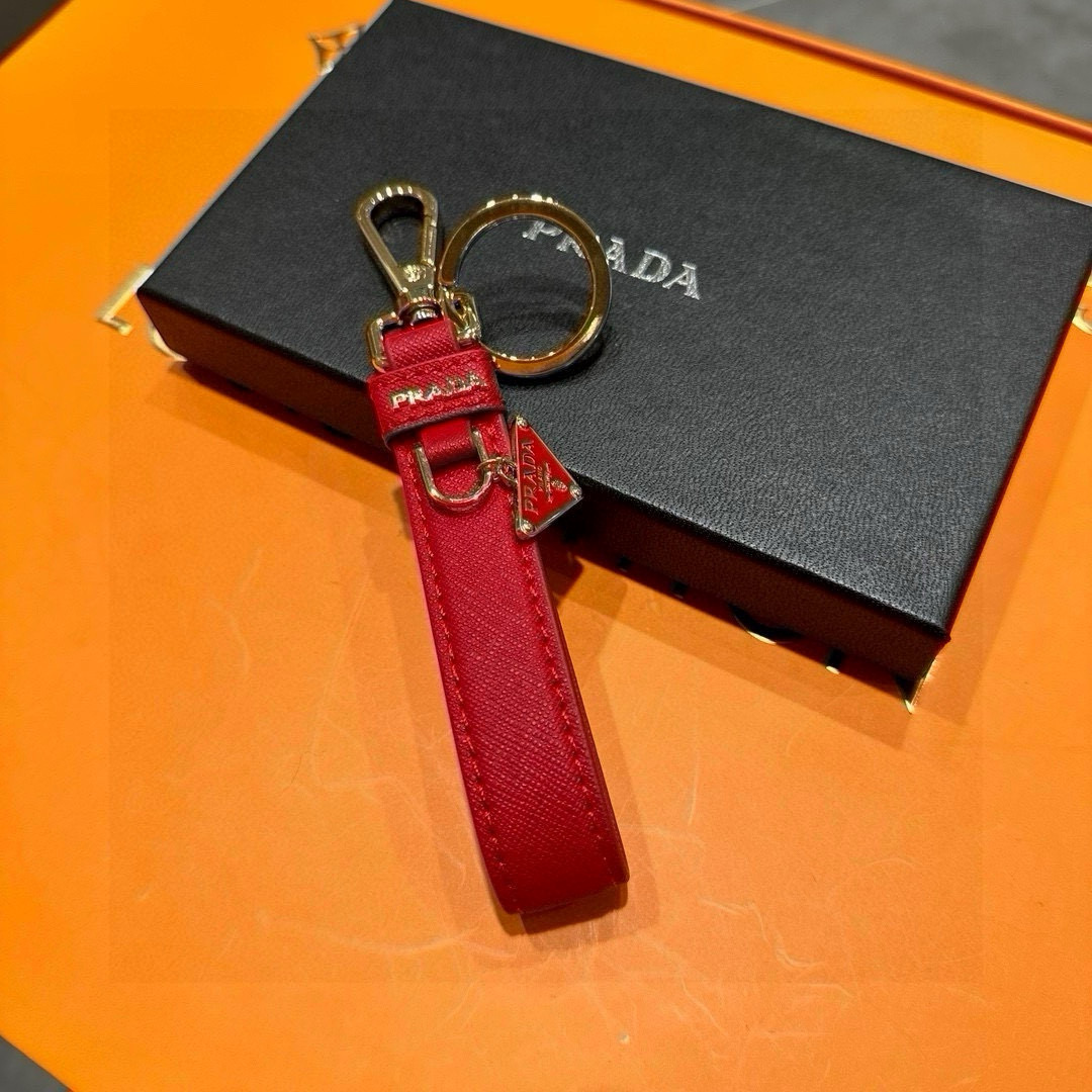 Prada Introduces 2024 Triangular Key Buttons with Polished Steel Fittings and Charms - 图片 6
