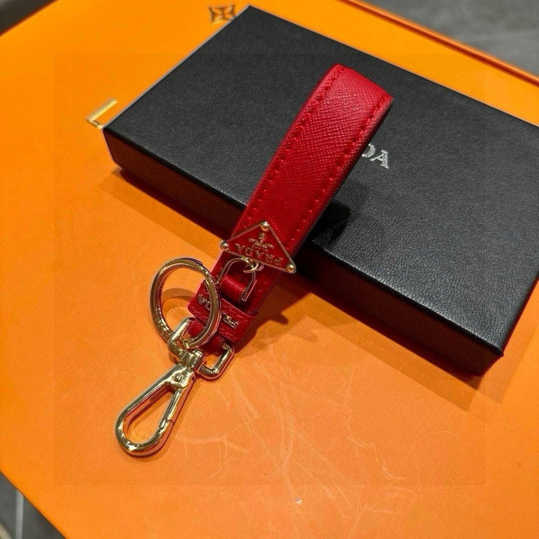 Prada Introduces 2024 Triangular Key Buttons with Polished Steel Fittings and Charms - 图片 9