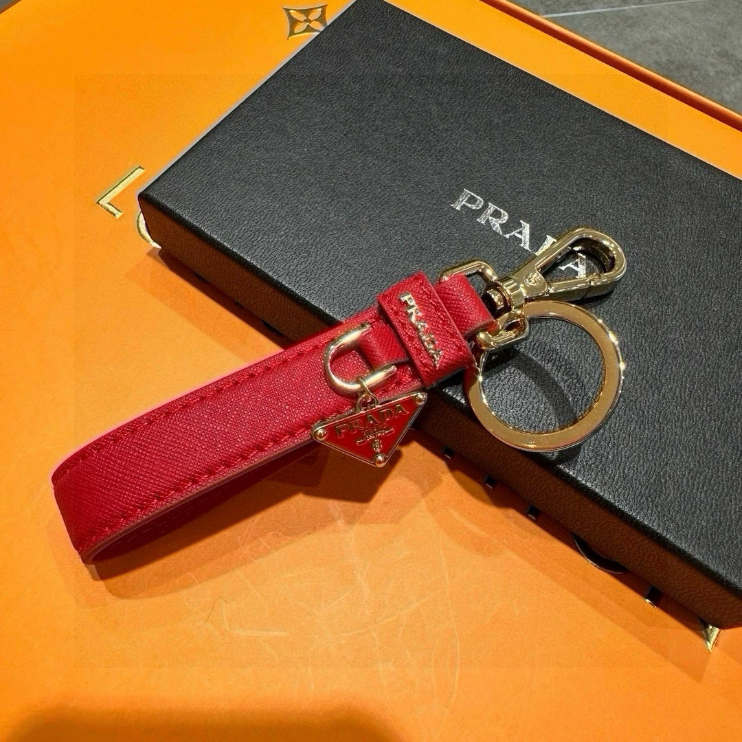 Prada Introduces 2024 Triangular Key Buttons with Polished Steel Fittings and Charms - 图片 5