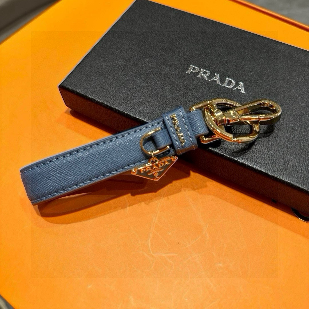Prada 2024 New Triangular Key Buttons with Polished Steel Fittings and Charms - 图片 3
