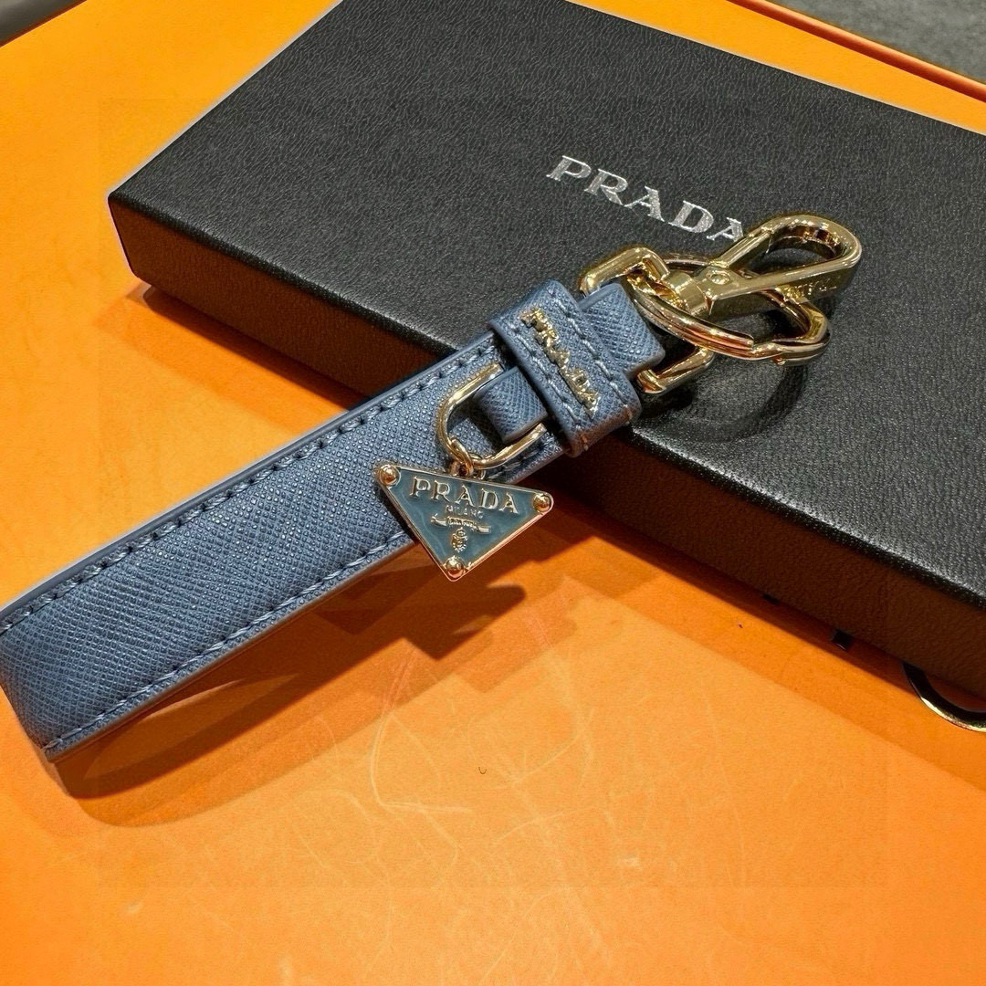 Prada 2024 New Triangular Key Buttons with Polished Steel Fittings and Charms - 图片 7