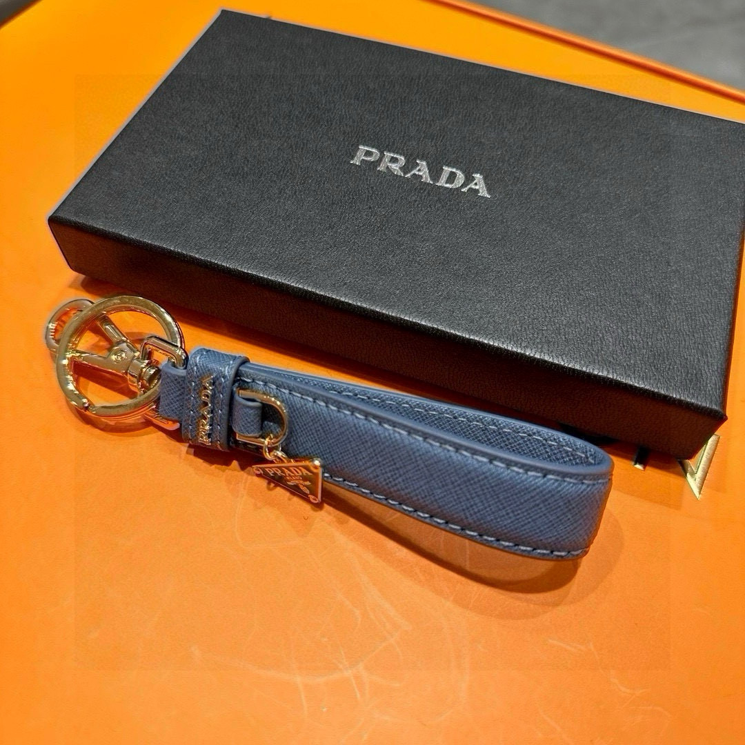Prada 2024 New Triangular Key Buttons with Polished Steel Fittings and Charms - 图片 9