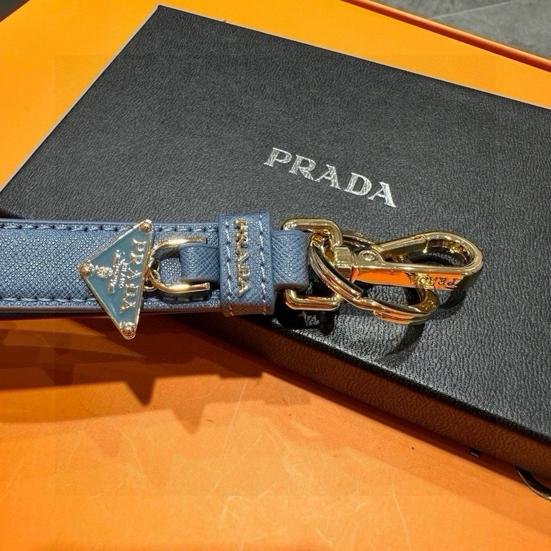 Prada 2024 New Triangular Key Buttons with Polished Steel Fittings and Charms - 图片 6