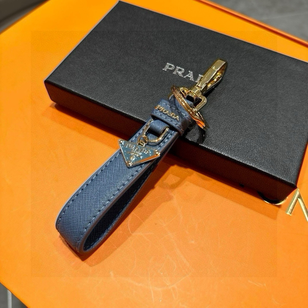 Prada 2024 New Triangular Key Buttons with Polished Steel Fittings and Charms - 图片 2