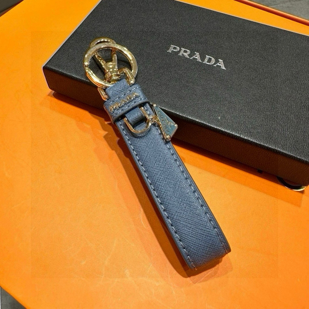 Prada 2024 New Triangular Key Buttons with Polished Steel Fittings and Charms - 图片 4