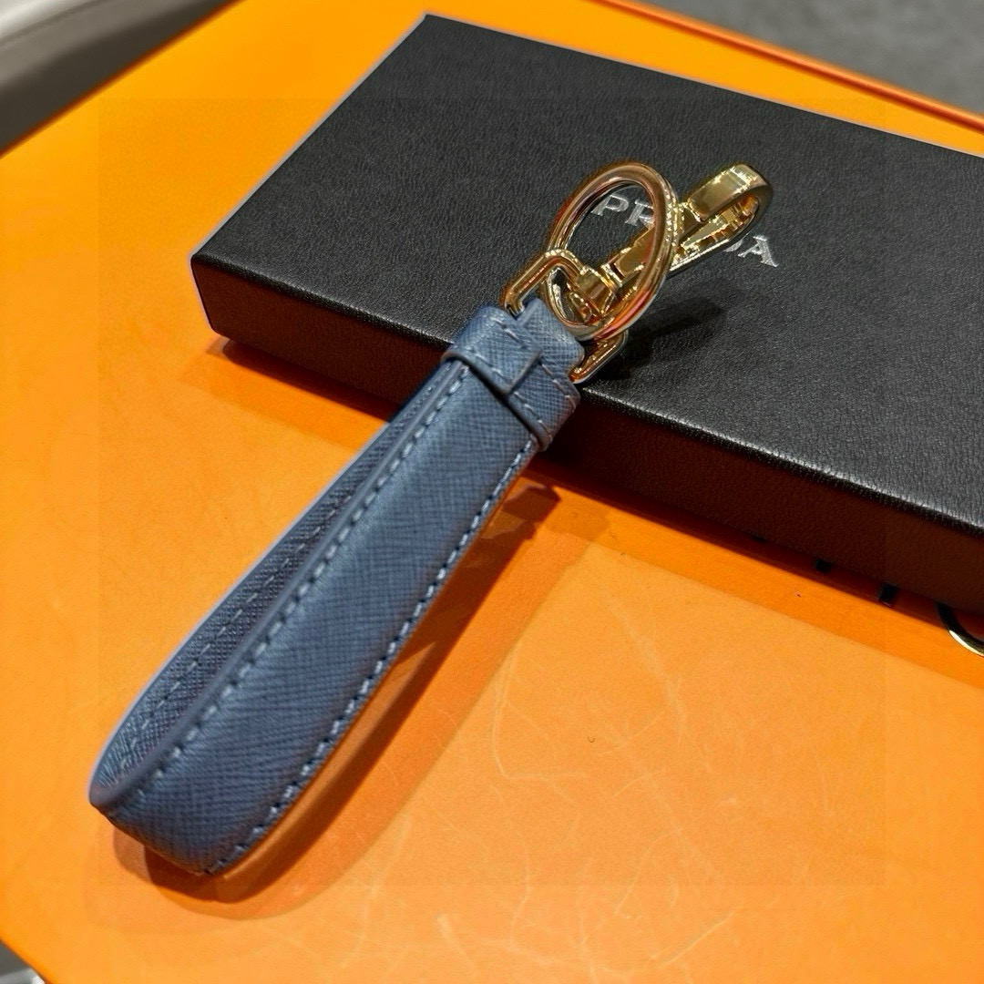 Prada 2024 New Triangular Key Buttons with Polished Steel Fittings and Charms - 图片 8