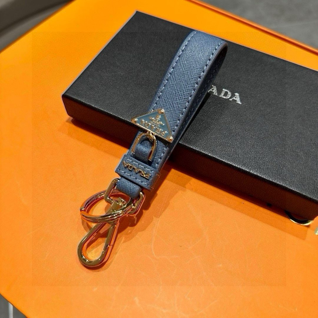 Prada 2024 New Triangular Key Buttons with Polished Steel Fittings and Charms - 图片 5