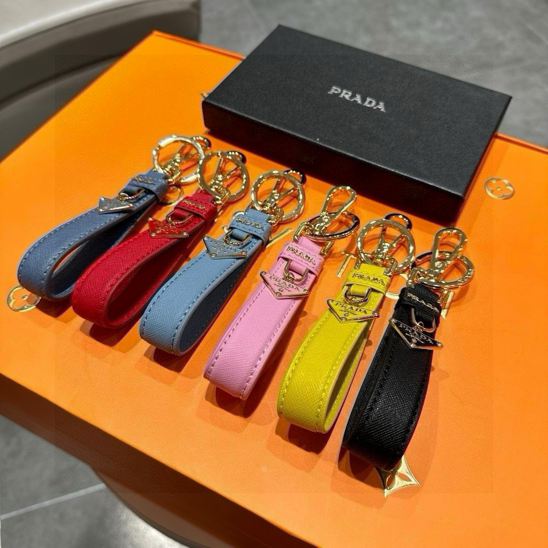 Prada 2024 Collection: Triangular Key Buttons with Polished Steel Fittings and Personality Charms - 图片 1
