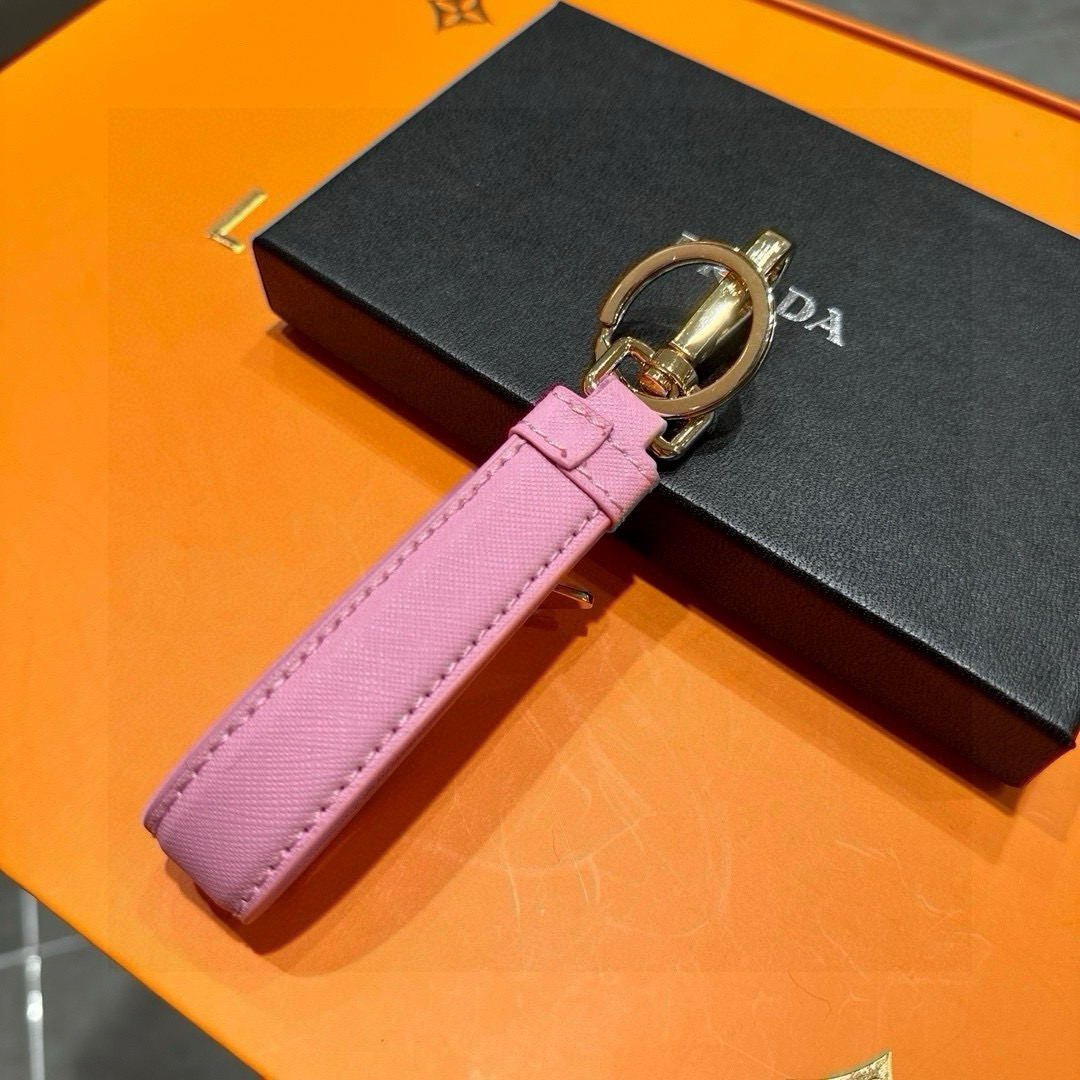 Prada 2024 Collection: Triangular Key Buttons with Polished Steel Fittings and Personality Charms - 图片 5