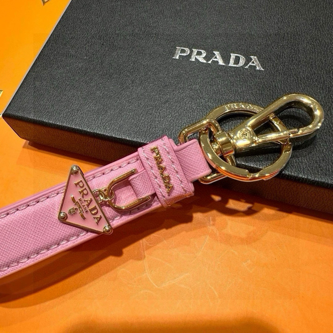 Prada 2024 Collection: Triangular Key Buttons with Polished Steel Fittings and Personality Charms - 图片 6