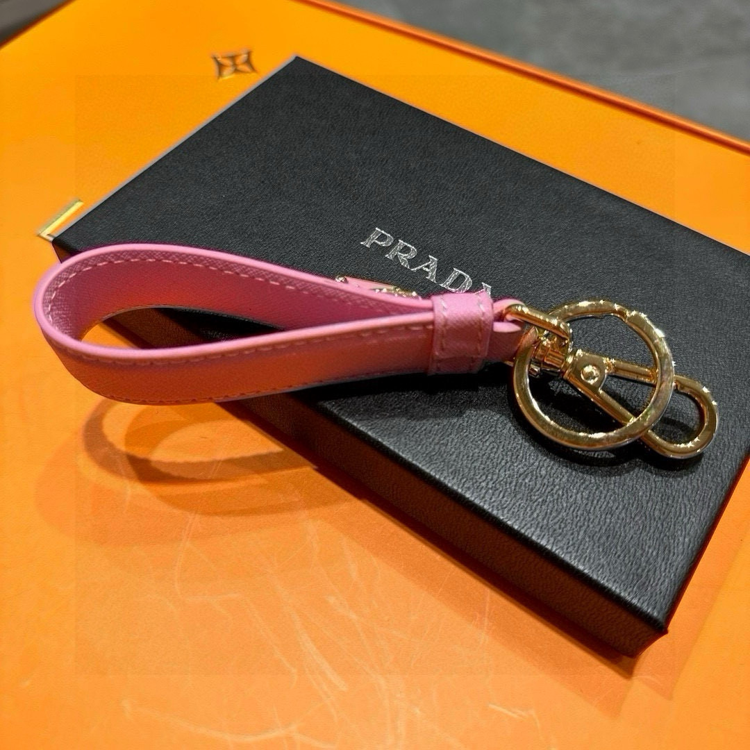 Prada 2024 Collection: Triangular Key Buttons with Polished Steel Fittings and Personality Charms - 图片 8