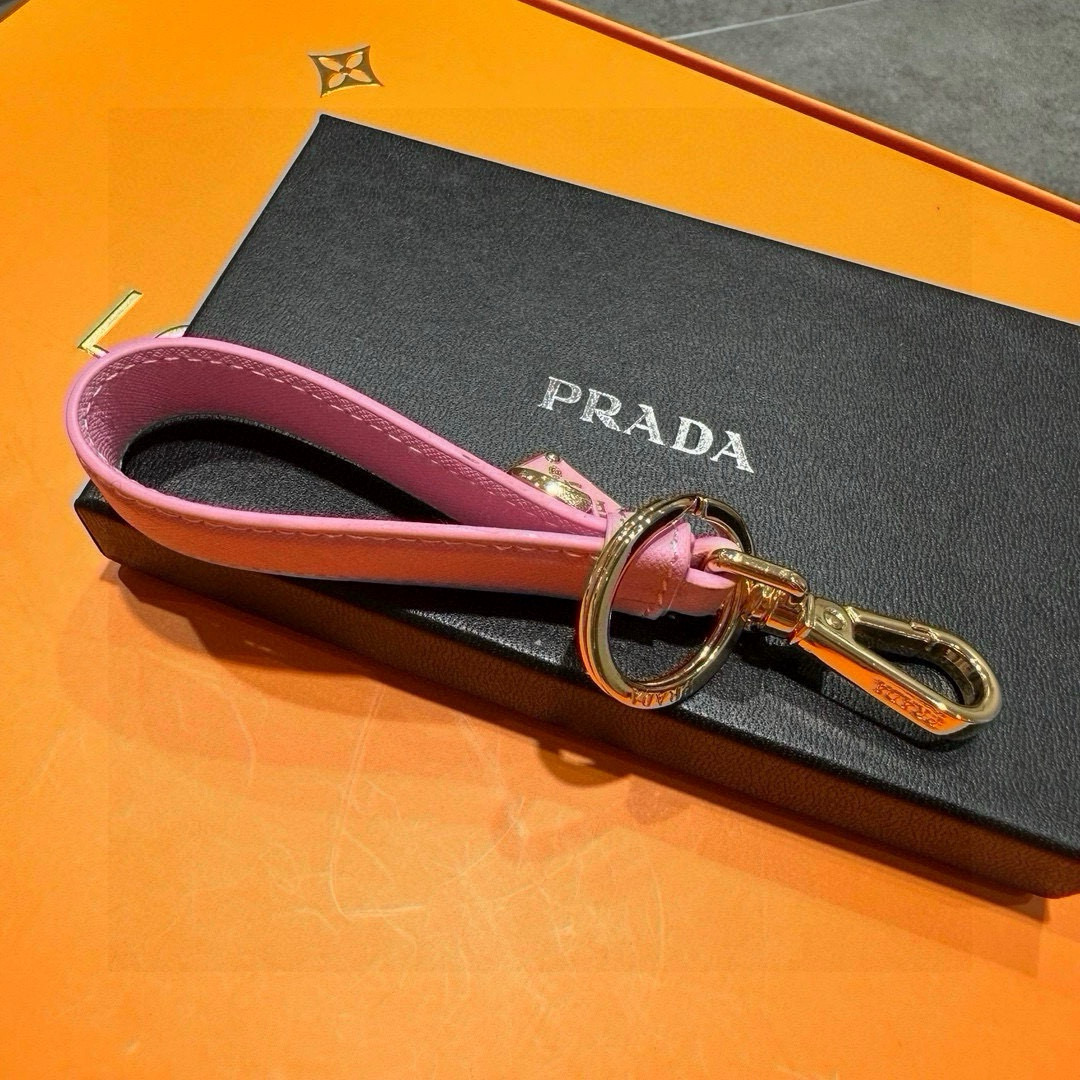 Prada 2024 Collection: Triangular Key Buttons with Polished Steel Fittings and Personality Charms - 图片 4