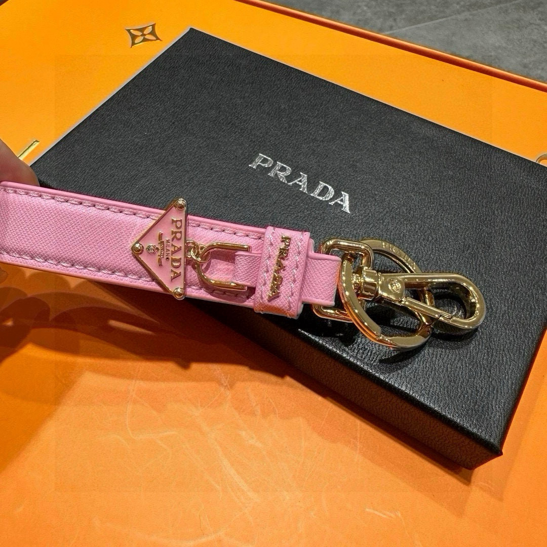 Prada 2024 Collection: Triangular Key Buttons with Polished Steel Fittings and Personality Charms - 图片 7