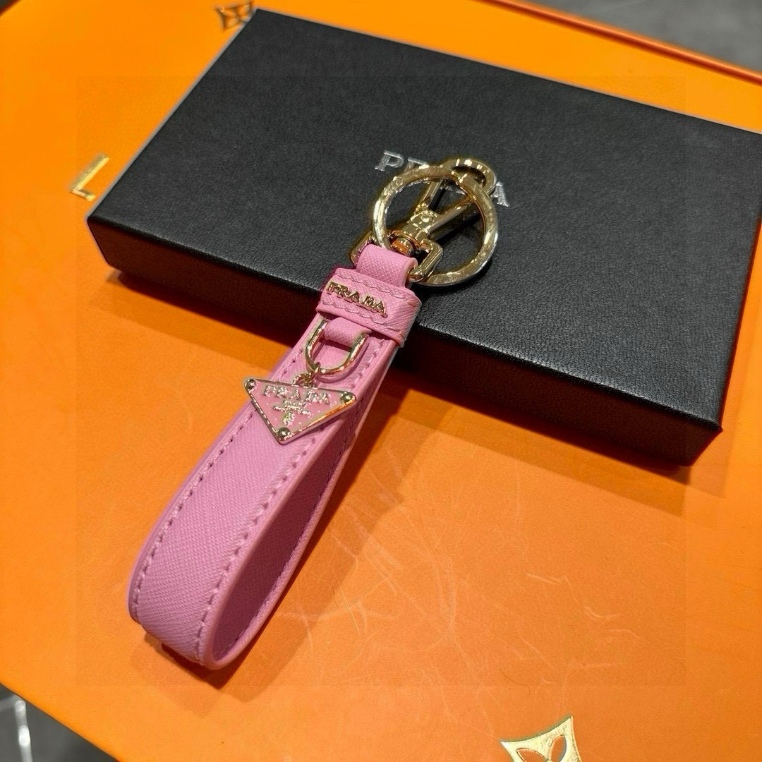 Prada 2024 Collection: Triangular Key Buttons with Polished Steel Fittings and Personality Charms - 图片 2