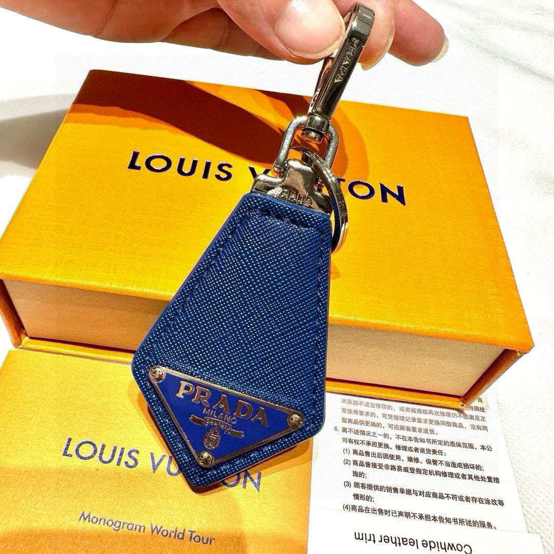 Prada Leather Key Ring with Polished Steel Fittings and Charms - 图片 7