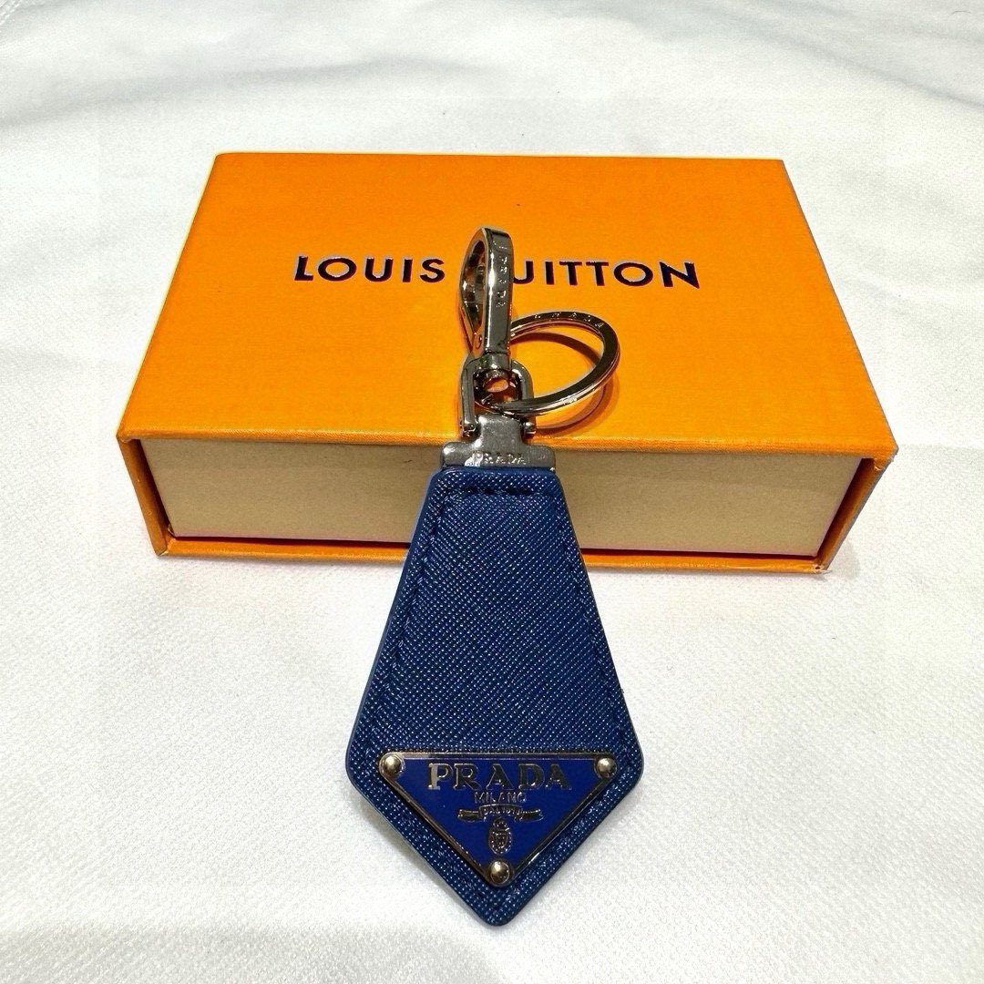 Prada Leather Key Ring with Polished Steel Fittings and Charms - 图片 2