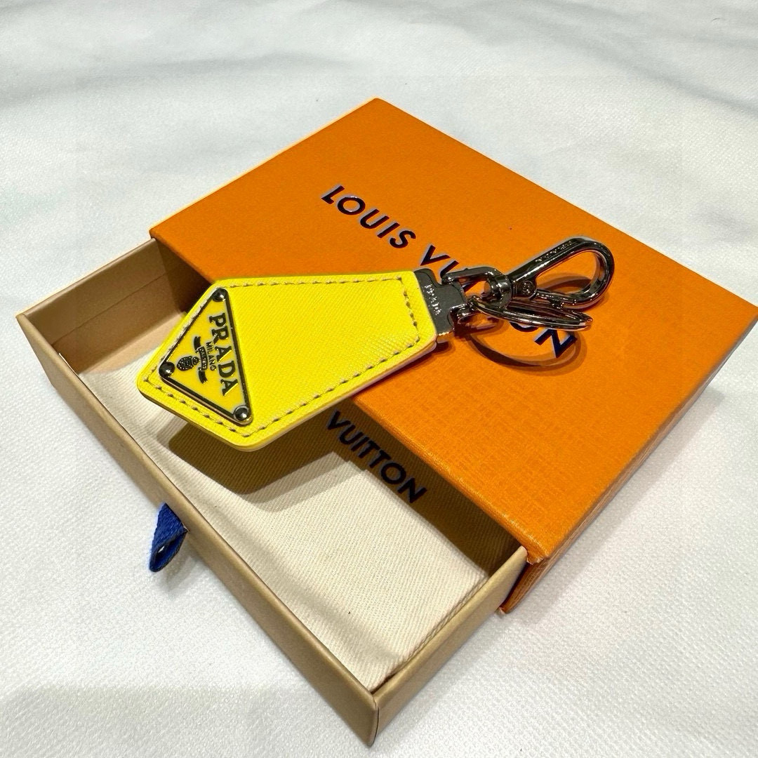 Prada Leather Key Ring with Polished Steel Fittings and Charms - 图片 2