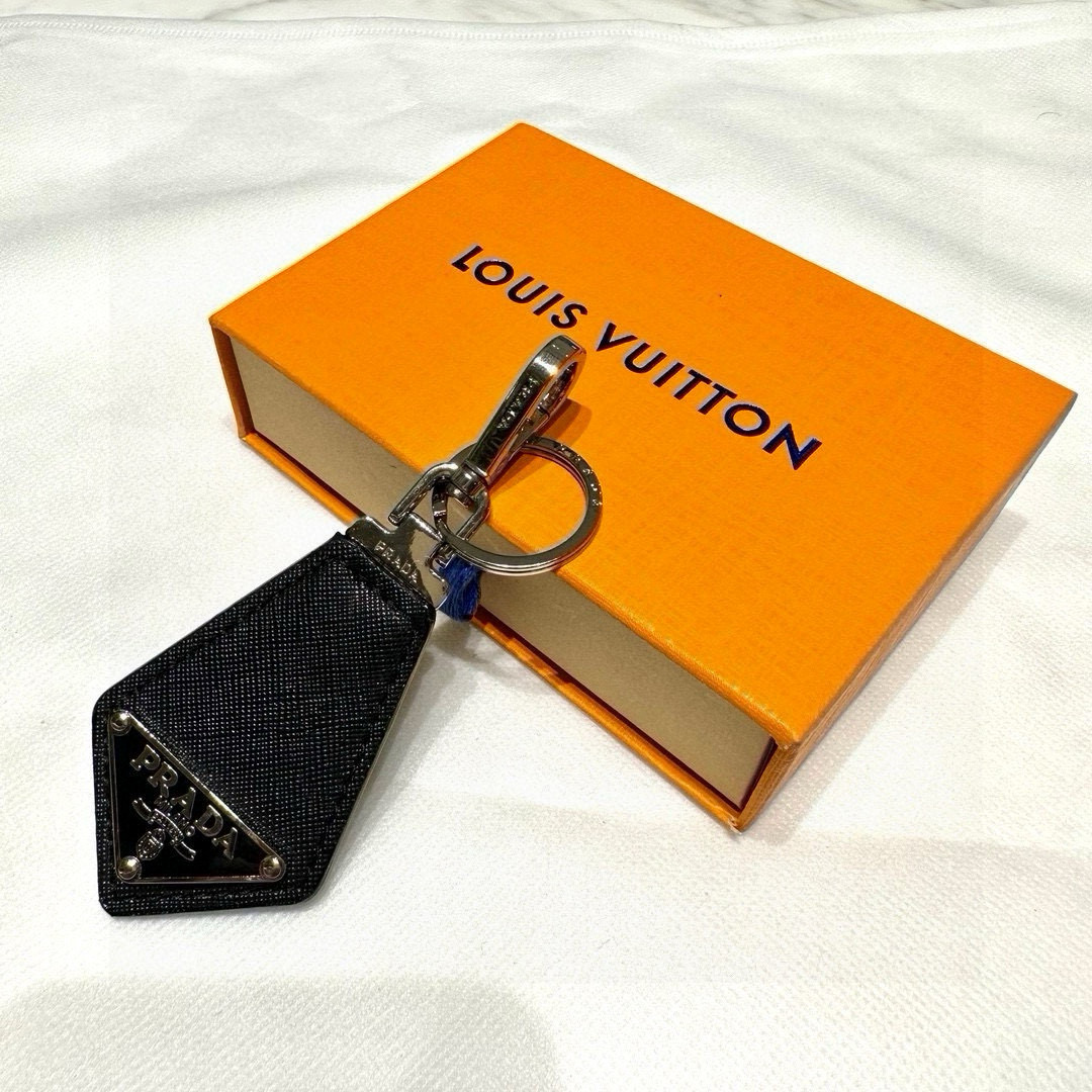 Prada Leather Key Ring with Polished Steel Fittings and Charms - 图片 3