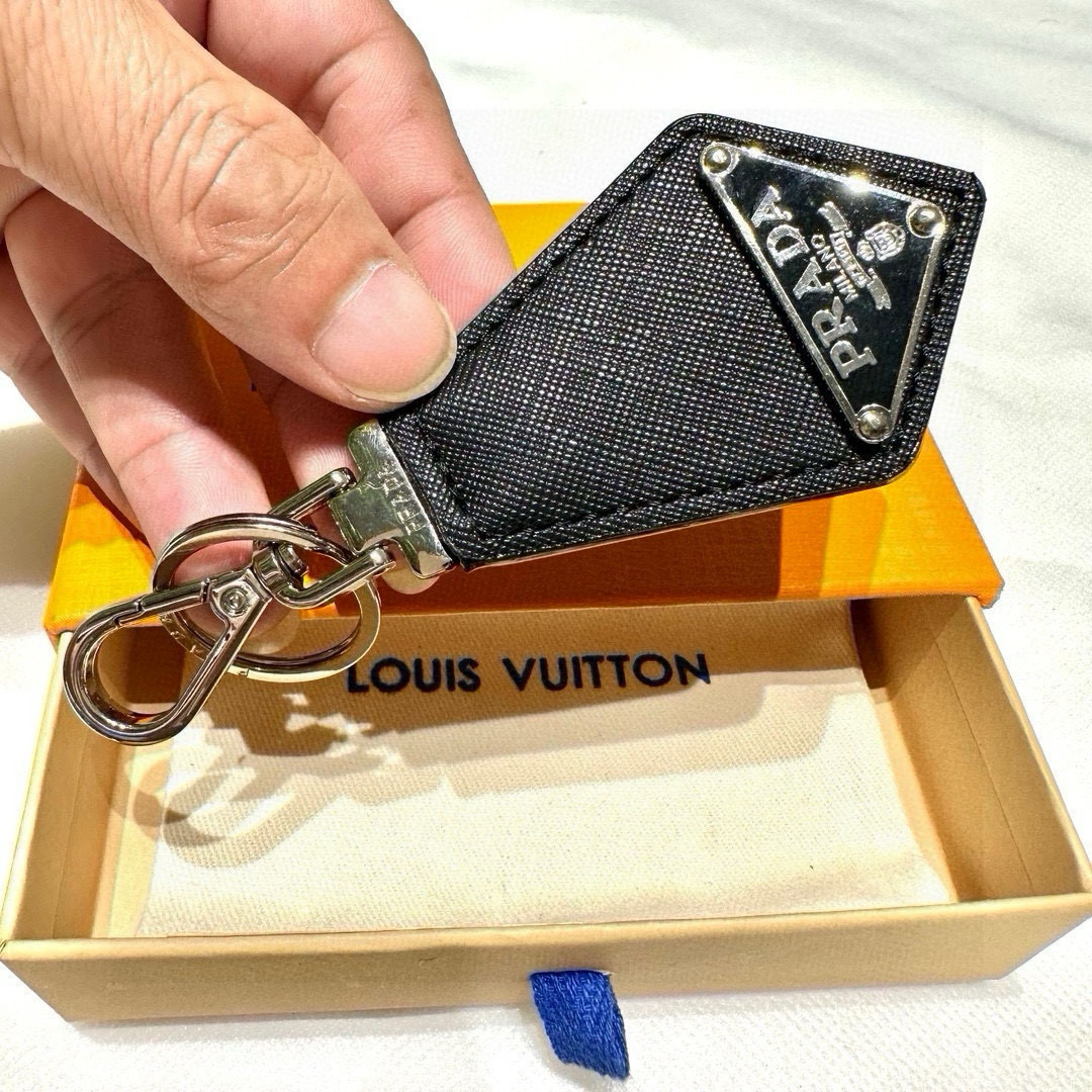 Prada Leather Key Ring with Polished Steel Fittings and Charms - 图片 9