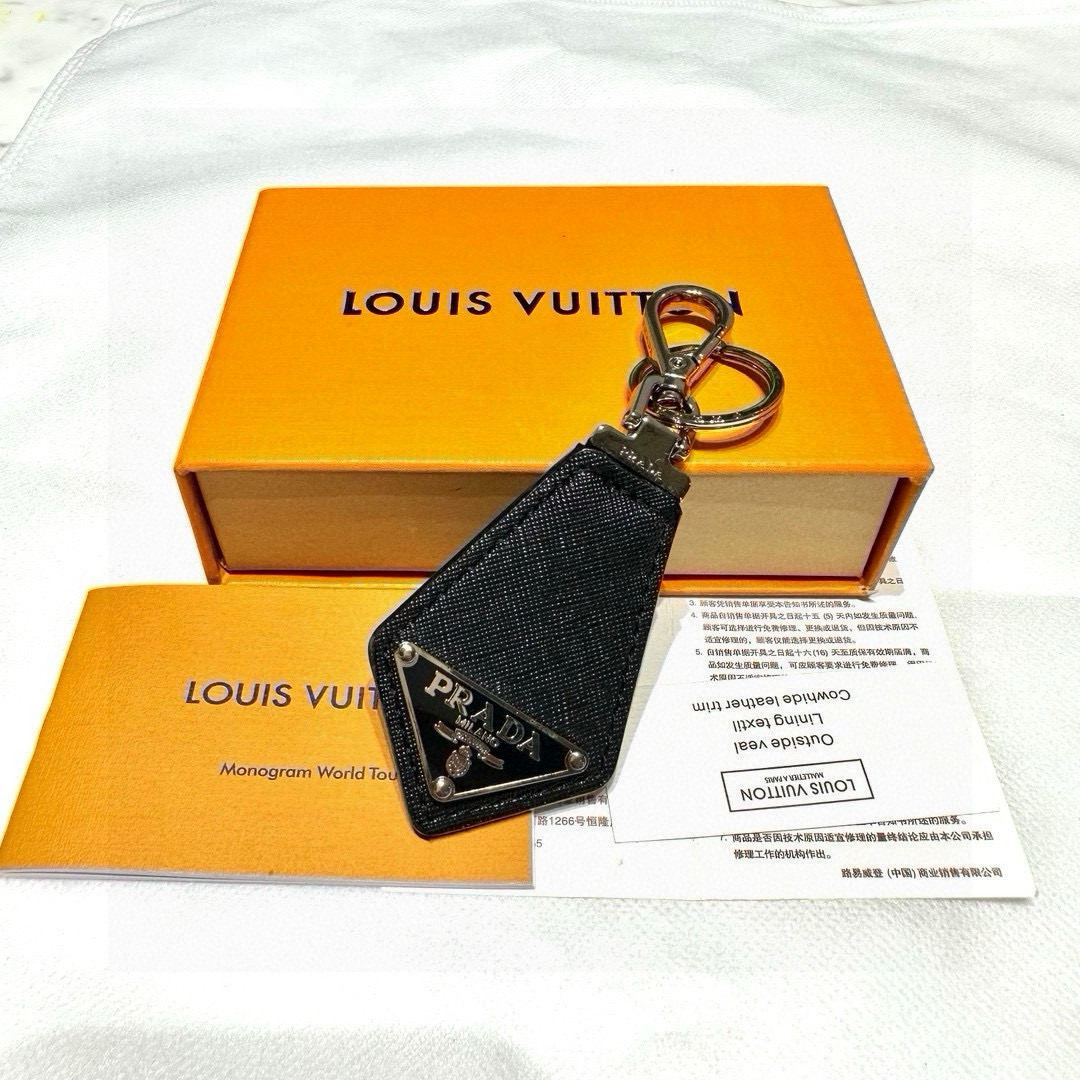 Prada Leather Key Ring with Polished Steel Fittings and Charms - 图片 5