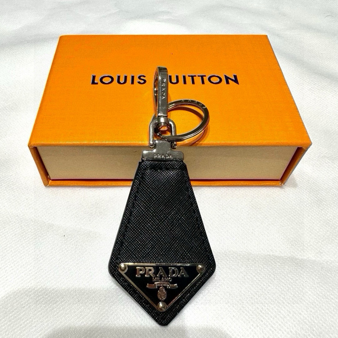 Prada Leather Key Ring with Polished Steel Fittings and Charms - 图片 2