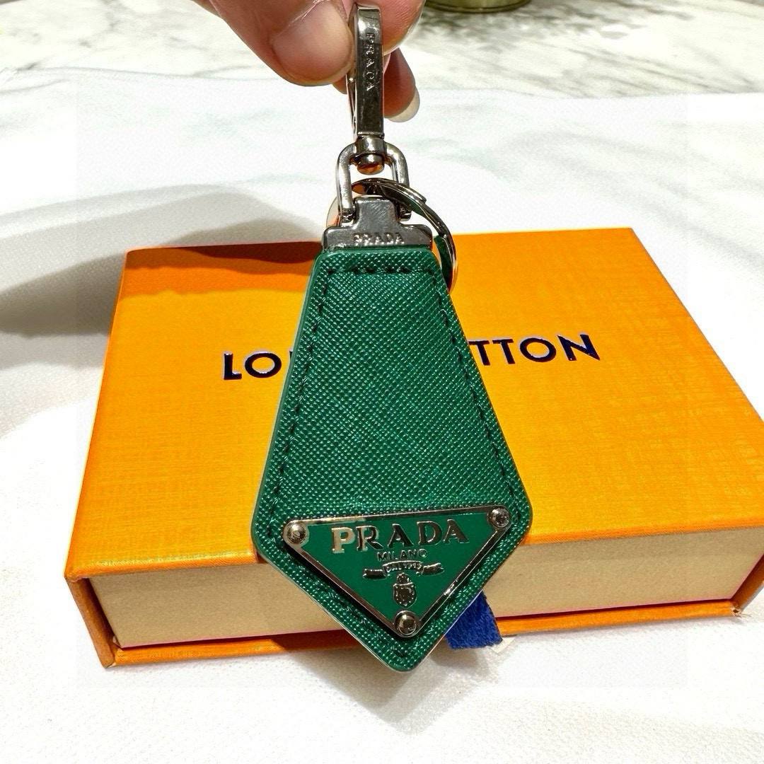 Prada Leather Key Ring with Polished Steel Fittings and Charms - 图片 8