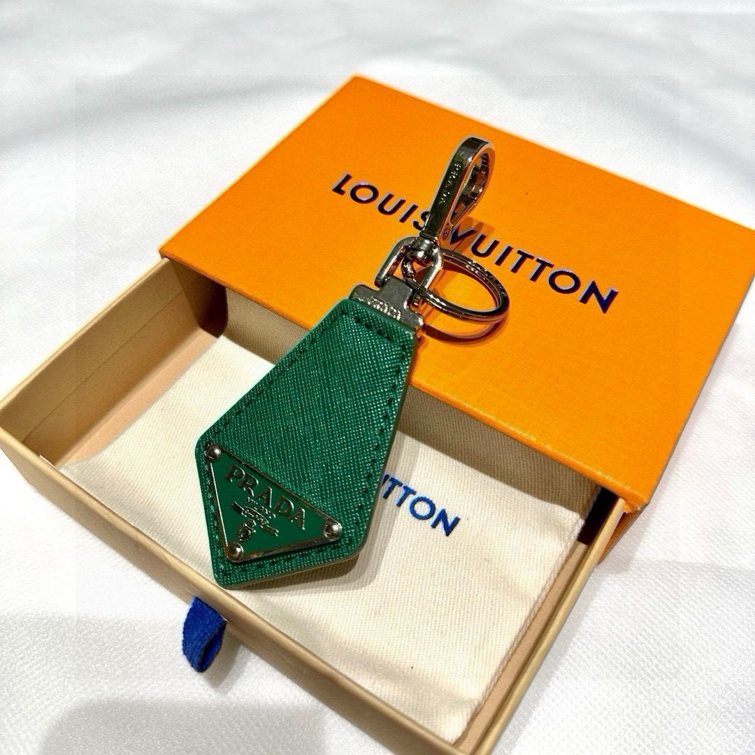 Prada Leather Key Ring with Polished Steel Fittings and Charms - 图片 2