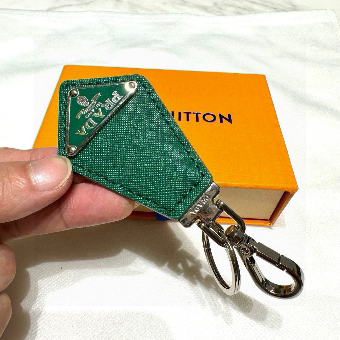 Prada Leather Key Ring with Polished Steel Fittings and Charms - 图片 9