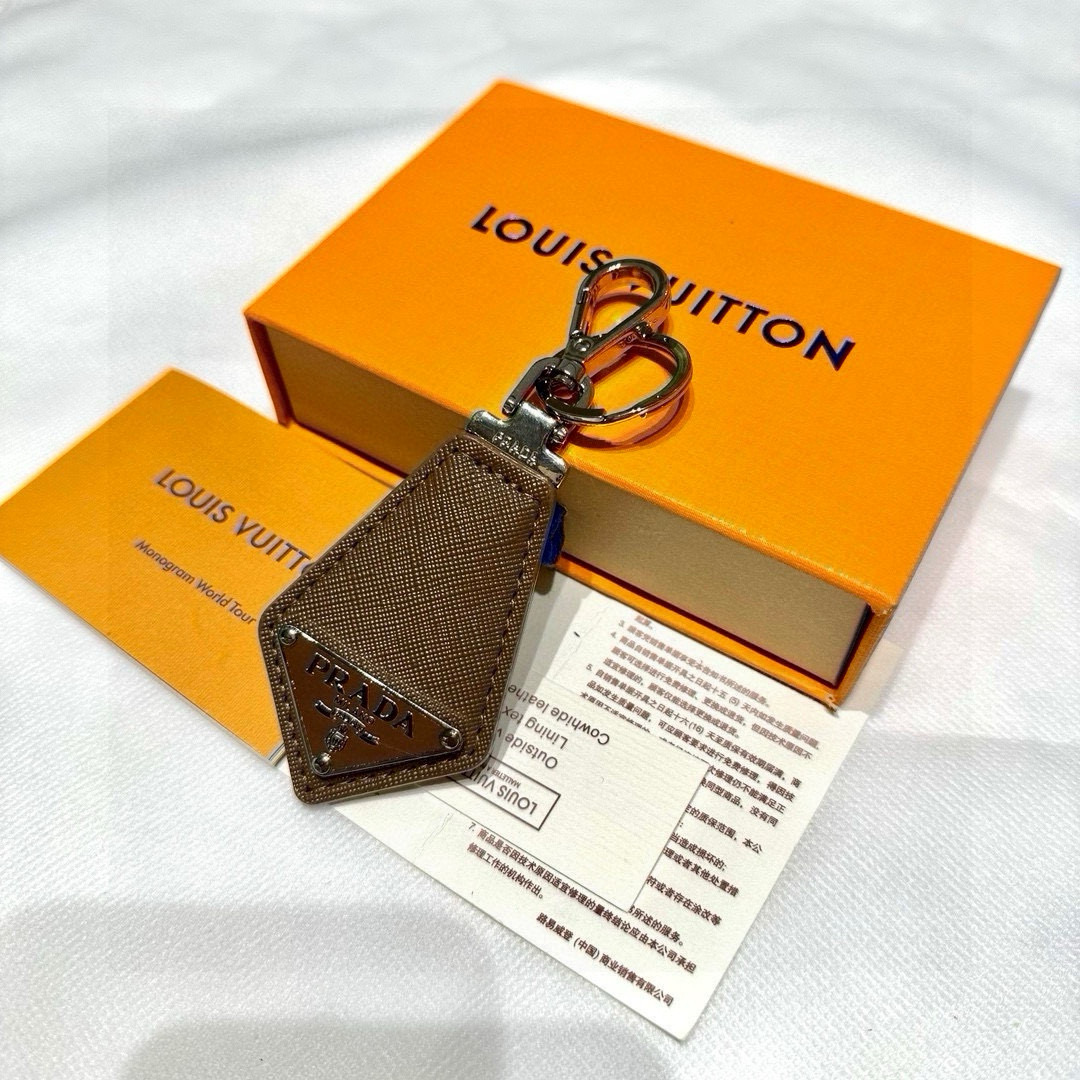 Prada Leather Key Ring with Polished Steel Fittings and Charms - 图片 5