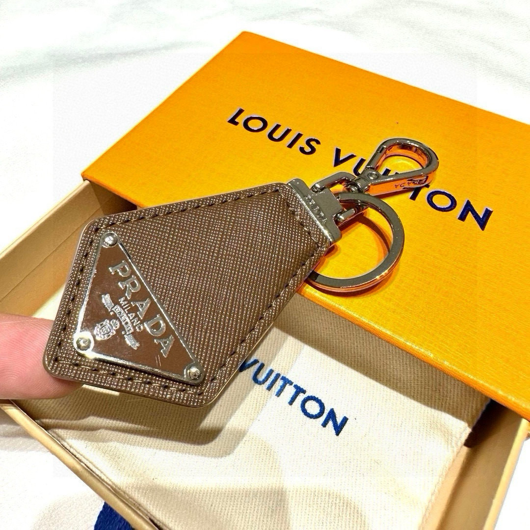 Prada Leather Key Ring with Polished Steel Fittings and Charms - 图片 7