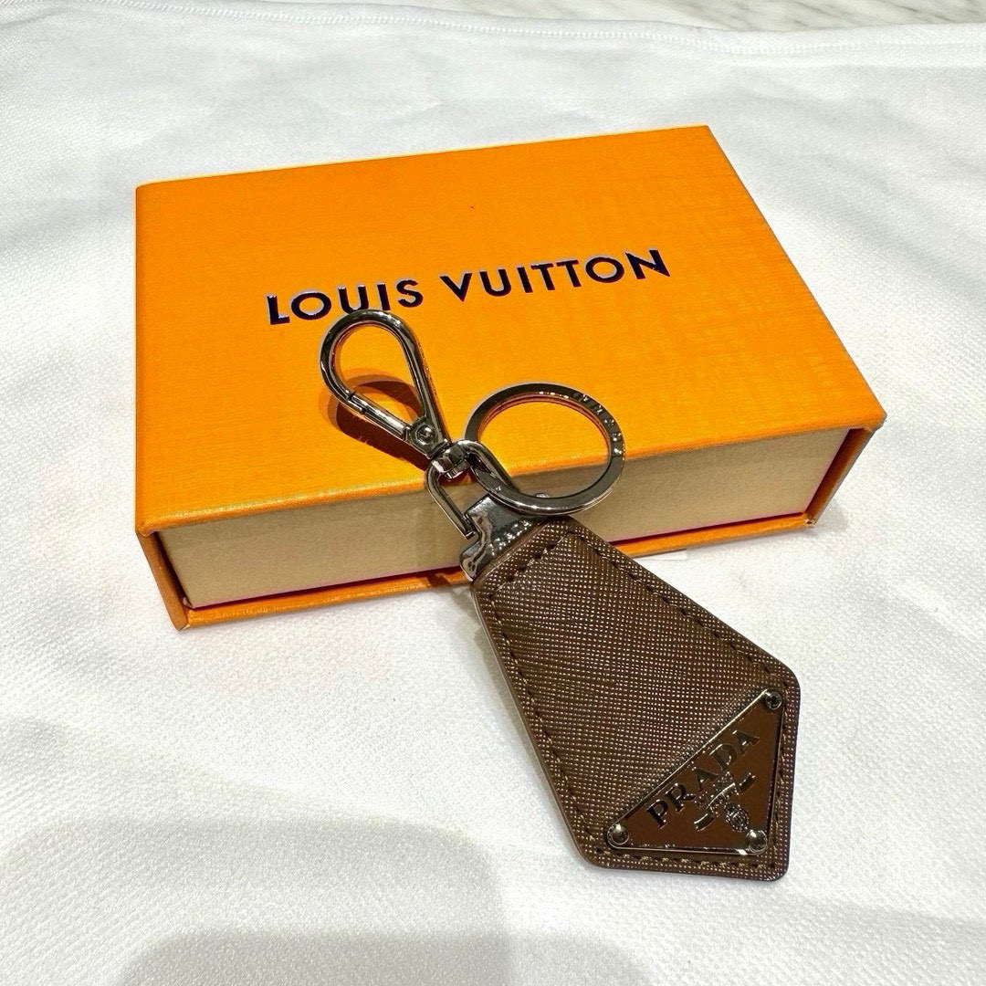 Prada Leather Key Ring with Polished Steel Fittings and Charms - 图片 3