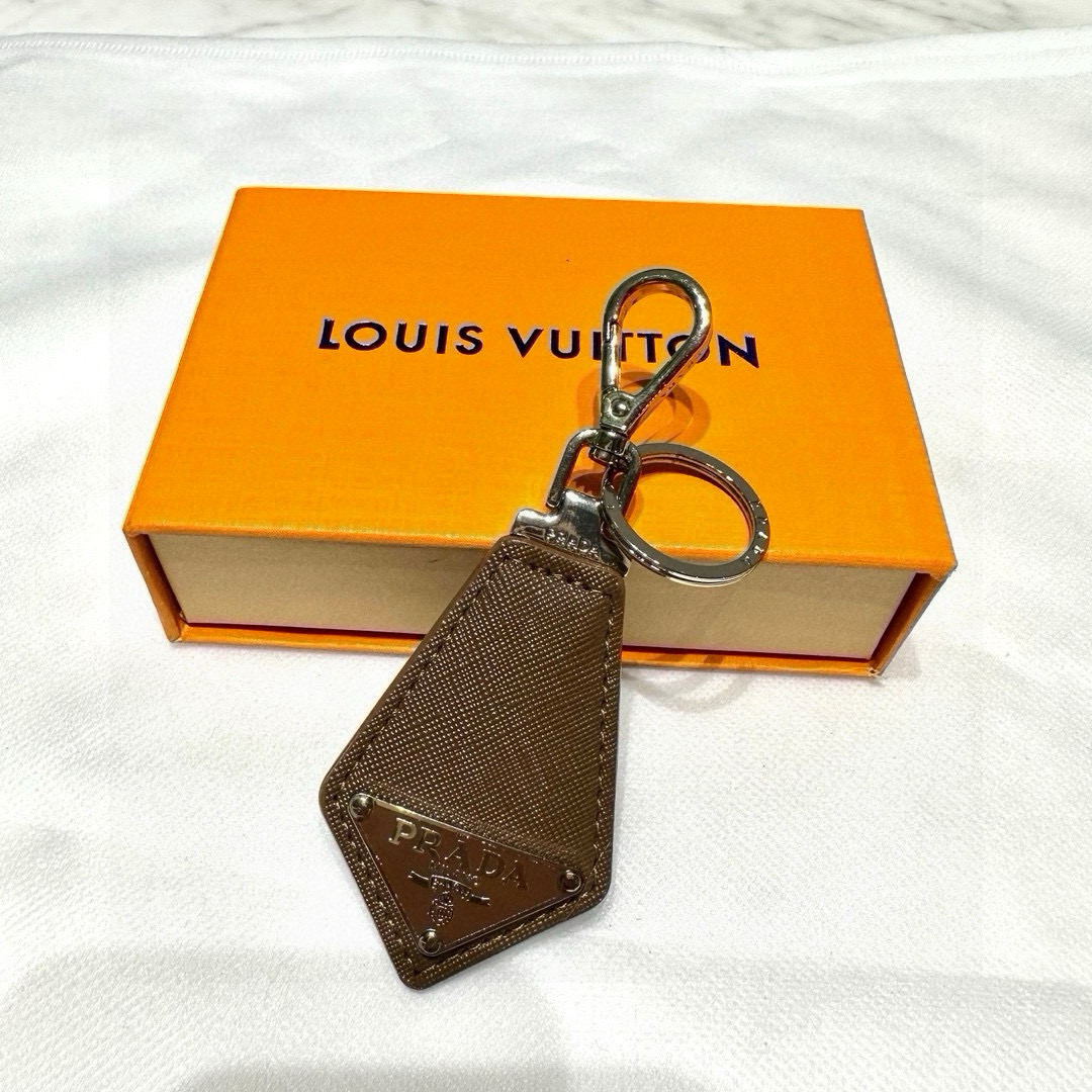 Prada Leather Key Ring with Polished Steel Fittings and Charms - 图片 2