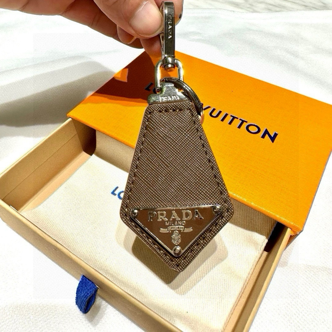 Prada Leather Key Ring with Polished Steel Fittings and Charms - 图片 9