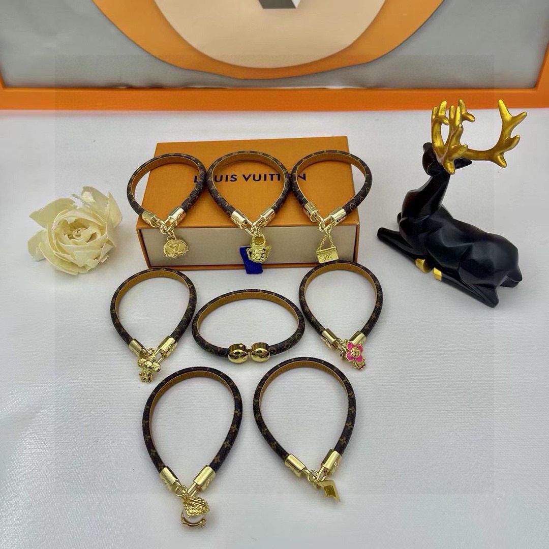 NO:372996,Original packaging of Yuanmai pictures LOUIS VUITTON official website M72E LVXLOL LV DIAMOND bracelet This bracelet, as its name suggests, is a tribute to Louis Vuitton tradition. This hat box-shaped pendant is inspired by the brand archives and can be hung on the Monogram canvas bracelet with calfskin lining to perfect its shape. The buckle is etched with an etched LV logo to bring elegant style to this collection of items. It is suitable for everyone to use, and this bracelet is full of fashion. Keychain, keychain, louis vuitton, louis vuitton, louis vuitton, bracelet, keychain, cowhide, hats19860909元配图片原版包装 LOUIS VUITTON官网 M72E LVXLOL LV DIAMOND手镯 这款手镯如其名称所示,是对路易威登传统的致敬之作.这款帽盒形状的坠饰灵感来源自品牌档案室,可挂在带有小牛皮内衬的Monogram帆布镯带上以完善其造型.扣搭上蚀刻的LV标识为这款值得收藏的单品带来优雅格调. 送人自用皆宜,此款手环时尚感爆棚.钥匙扣,钥匙扣,louis vuitton,louis vuitton,louis vuitton,bracelet,keychain,cowhide,hats,accessory