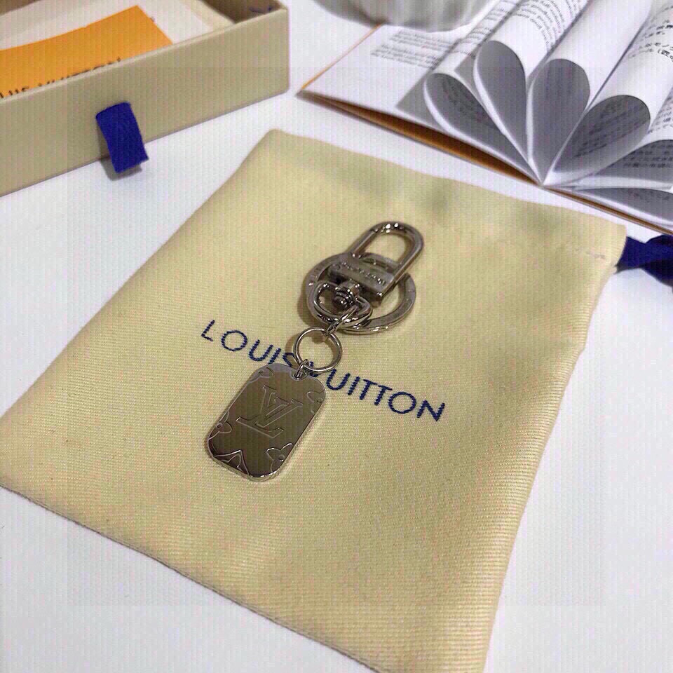 NO:373002,Original packaging of Yuansu Pictures LOUIS VUITTON M65071 LV INITIALES bag decoration and keychain. It uses a transparent crystal inlaid brand logo LV pendant engraved with the full name of Louis Vuitton, and it releases a brilliant light with the round LV small logo, declaring Louis Vuitton's attention-catching temperament. The large-size LV letters make this stylish keychain and bag decoration hanging show a bold and confident temperament. Keychain, keychain, louis vuitton, louis vuitton, louis vuitton, louis vuitton, louis vuitton, keychain19860909元配图片原版包装 LOUIS VUITTON官M65071 LV INITIALES包饰与钥匙扣. 采用剔透水晶镶嵌品牌标识LV吊坠,刻有路易威登全称标识,与圆形LV小标识共同释放璀璨光芒,宣示属于路易威登的瞩目气质.大号字体的LV字母让这款设计风格时尚的钥匙扣与包饰挂饰彰显出大胆而又自信的气质.钥匙扣,钥匙扣,louis vuitton,louis vuitton,louis vuitton,keychain,accessory