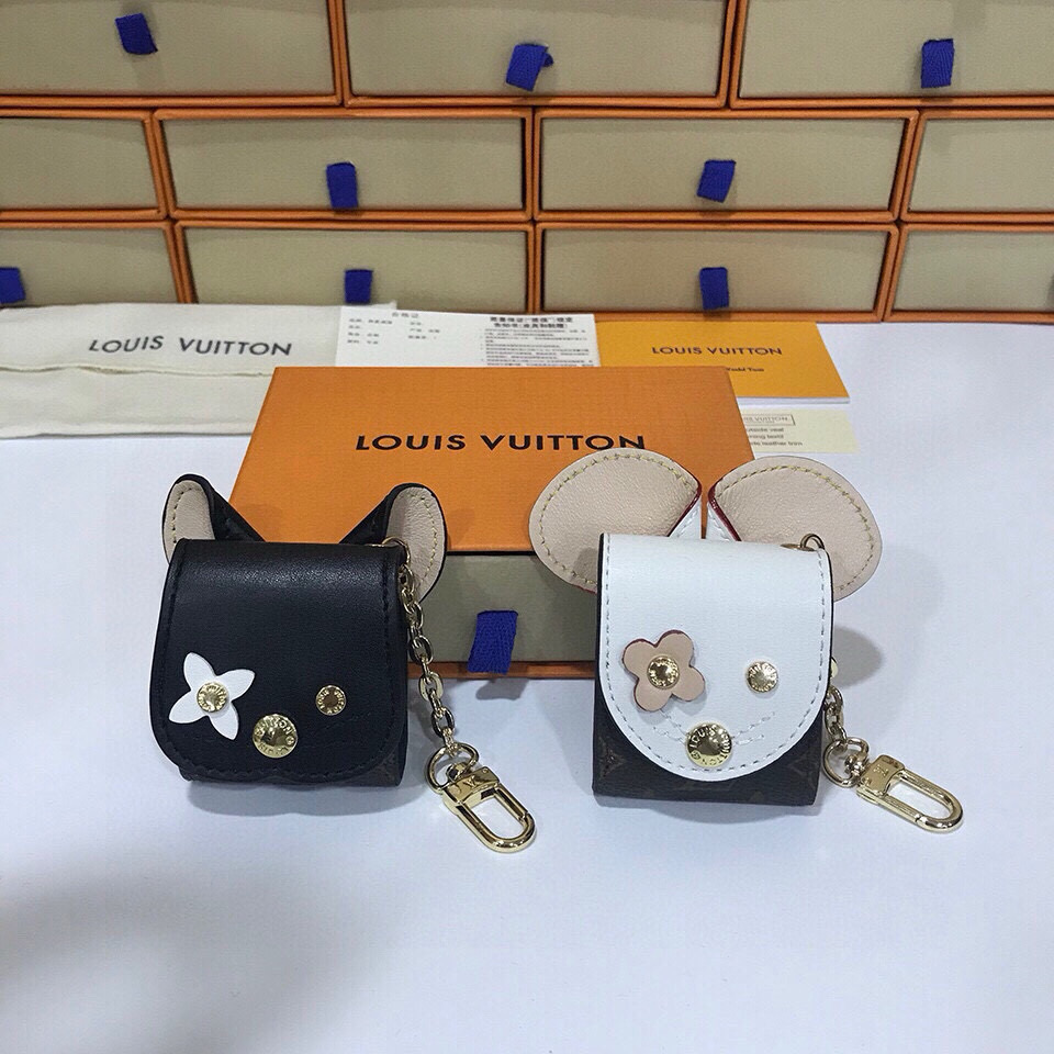 NO:373006,Original packaging of Yuansu Pictures Original Single Edition Louis Vuitton Official Website The same cat and mouse, exclusive custom original hardware buckle with original leather Airpods pro1 generation/2 generation universal Original leather Bluetooth headphone leather case is a small pendant that can hold the headphone box. It can not only hold the beloved headphones, but also be beautifully hung on the bag, keychain, kill two birds with one stone. Keychain, keychain, louis vuitton, keychain19860909元配图片原版包装原单版Louis Vuitton官网同款猫和老鼠,独家定制原版五金扣搭配原版皮 Airpods pro1代/2代通用 原皮蓝牙耳机皮套 是一个能放耳机盒的小挂件,既可以放心爱的耳机还可以美美挂在包包上、钥匙扣 、一举俩得 钥匙扣,钥匙扣,louis vuitton,keychain,accessory