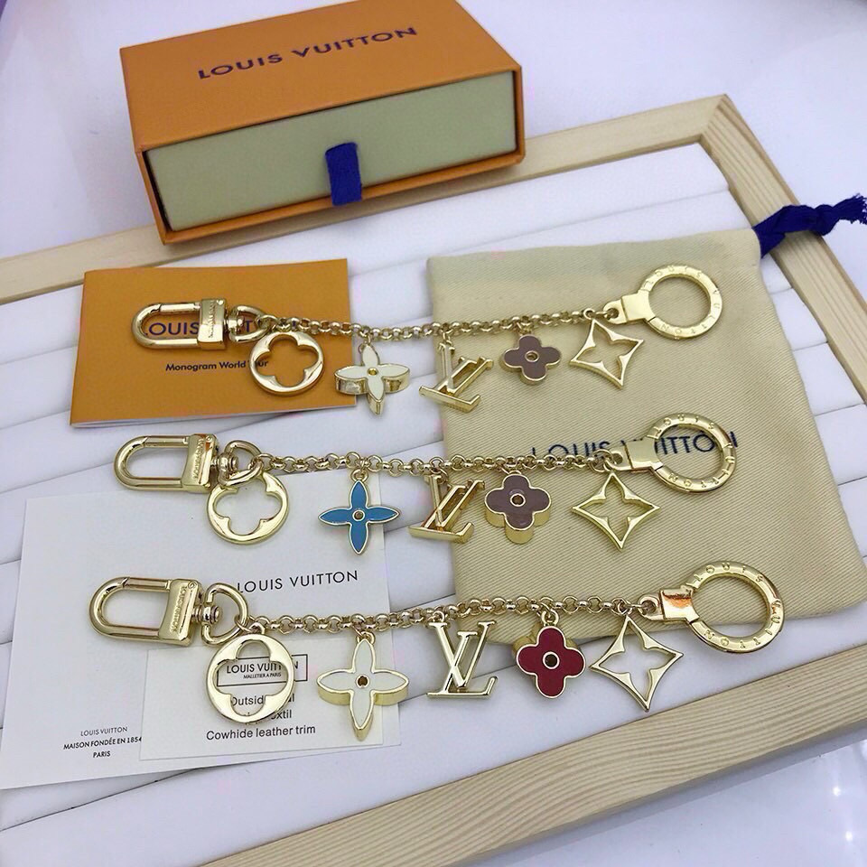 NO:373033,Original packaging of Yuanpin Pictures LOUIS VUITTON official website M111 FLEUR DE MONOGRAM bag decorative chain. Fleur de Monogram bag decorative chain highlights the iconic characteristics of Monogram design. It matches with any Louis Vuitton handbag, showing the low-key charm. This key chain pendant, keychain, keychain, louis vuitton, louis vuitton, keychain19860909元配图片原版包装 LOUIS VUITTON官网M111 FLEUR DE MONOGRAM包饰链. Fleur de Monogram包饰链彰显了Monogram设计的标志性特点.与任意路易威登手袋搭配,尽显低调迷人魅力. 此款钥匙链挂件,钥匙扣包包挂饰时尚感非常好,送礼自用佳品.钥匙扣,钥匙扣,louis vuitton,louis vuitton,keychain,accessory