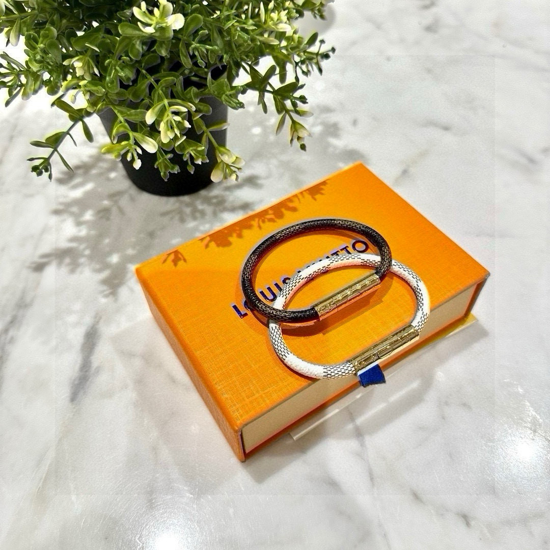 NO:373038,Original packaging of Yuanmai pictures LV presbyterian leather rope bracelet, this classic Keep It bracelet is made of ancient Damier canvas. Monogram flowers and bracelets are a masculine bracelet. The Louis Vuitton lettering lock is easy to open and close, suitable for daily wear, and worthy of treasure forever. The hand circumference is 19cm/17cm. Keychain, keychain, louis vuitton, louis vuitton, bracelet, keychain19860909元配图片原版包装 LV老花皮绳手环,这款经典Keep It手镯以古老的Damier帆布制作,Monogram花卉与手环结合是一款充满阳刚气息的手环,路易威登刻字锁扣容易开合,适合每日佩戴,值得永远珍藏.手围19cm/17cm可挑选.钥匙扣,钥匙扣,louis vuitton,louis vuitton,bracelet,keychain,accessory