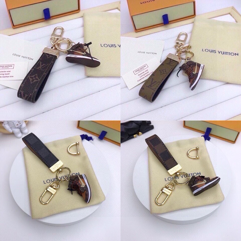NO:373008,Original packaging of Yuanmai pictures, exclusive custom model, popular AJ mini shoes Louis Vuitton Louis Vuitton keychain M65221 classic presbyterian Monogram, durable, is the ideal material for Dragonne keychain, which can create this accessory that combines practicality and fashion. 24K vacuum electroplated hardware, fashionable, and has a good packaging. I especially like this one. Simple and beautiful, and it looks very high-end. It also comes with a horseshoe buckle. The keychain must-have keychain, keychain, louis vuitton, louis vuitton, keychain19860909元配图片原版包装 独家定制款,爆款AJ迷你鞋 路易威登LouisVuitton 钥匙扣M65221经典老花Monogram,经久耐用, 是 Dragonne 钥匙扣理想的材质,可打造这款兼具实用性和时尚性的配饰. 24K真空电镀五金,又具时尚性,包装挺不错的,特别喜欢这款. 简洁漂亮 而且看起来也很高档 还配有马蹄扣 小爱车钥匙必备钥匙扣,钥匙扣,louis vuitton,louis vuitton,keychain,accessory