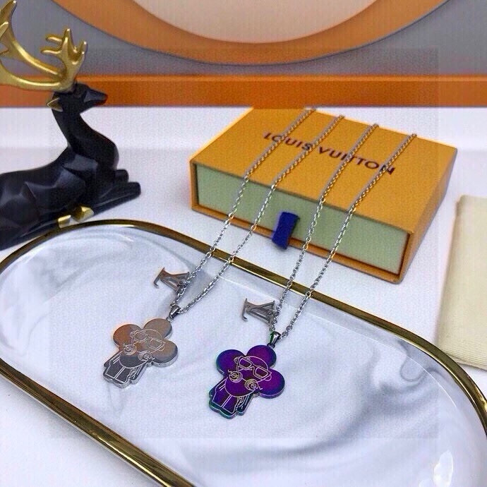 NO:373012,Original packaging of Yuanmai pictures LOUIS VUITTON official website M69460 LV SOUND VIVIENNE LV necklace. LV Sound Vivienne necklace listens to the DJ technique of men's art director Virgil Abloh, so that Louis Vuitton mascot Vivienne wears 1.1 Millionaires sunglasses and headphones, full of unruly style. LV letters are lightly hung on the shiny chain. Titanium steel material, length 60cm. - Three lengths adjustable length - This sunflower necklace can be worn separately, the same keychain for men and women, keychain, louis vuitton, louis vuitton, louis vuitton, louis vuitton, necklace, keychain19860909元配图片原版包装 LOUIS VUITTON官网M69460 LV SOUND VIVIENNE LV项链. LV Sound Vivienne项链听取男装艺术总监Virgil Abloh的DJ技法,让路易威登吉祥物Vivienne佩戴1.1Millionaires太阳眼镜和耳机,洋溢不羁风采.LV字母轻巧悬挂于亮泽链条. 钛钢材质,长度60cm. -三个长度可调节长短 -此款太阳花项链可以单独佩戴,男女同款钥匙扣,钥匙扣,louis vuitton,louis vuitton,louis vuitton,necklace,keychain,accessory