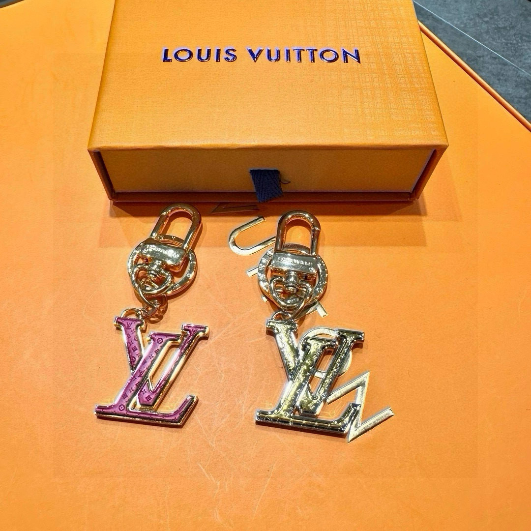 NO:373020,Original packaging of Yuanmai pictures LOUIS VUITTON official website M69974 LV CHROMATIC bag decoration and keychain. LV Chromatic bag decoration and keychain continues to write the spring and summer series design, using matte lines to outline polished LV letter hanging ornaments, paired with springs and rings engraved with Louis Vuitton logo, aiming to attract the attention of brand fans. Keychain, keychain, louis vuitton, louis vuitton, louis vuitton, louis vuitton, louis vuitton, keychain19860909元配图片原版包装 LOUIS VUITTON官网M69974 LV CHROMATIC包饰与钥匙扣. LV Chromatic包饰与钥匙扣续写春夏系列设计,采用雾面线条勾勒抛光LV字母挂饰,搭配镂刻路易威登标识的弹簧和圈环,旨在吸引品牌拥趸的目光.钥匙扣,钥匙扣,louis vuitton,louis vuitton,louis vuitton,keychain,accessory