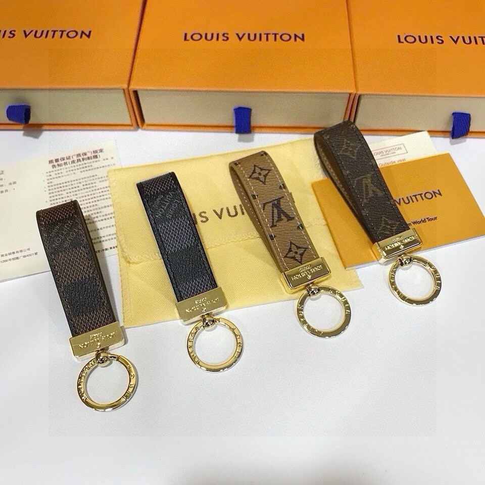 NO:373024,Yuan, equipped with a full set of original packaging high-end Louis Vuitton keychain M65221 classic presbyterian Monogram, durable, it is an ideal material for Dragonne keychain, which can create this accessory that is both practical and fashionable. 24K vacuum electroplating hardware is fashionable and has a good packaging. I especially like this one. Simple and beautiful, and it looks very high-end. It also comes with a horseshoe buckle. The keychain must-have keychain, keychain, louis vuitton, louis vuitton, keychain19860909元,配全套原版包装高版路易威登LouisVuitton 钥匙扣M65221经典老花Monogram,经久耐用, 是 Dragonne 钥匙扣理想的材质,可打造这款兼具实用性和时尚性的配饰. 24K真空电镀五金,又具时尚性,包装挺不错的,特别喜欢这款. 简洁漂亮 而且看起来也很高档 还配有马蹄扣 小爱车钥匙必备钥匙扣,钥匙扣,louis vuitton,louis vuitton,keychain,accessory