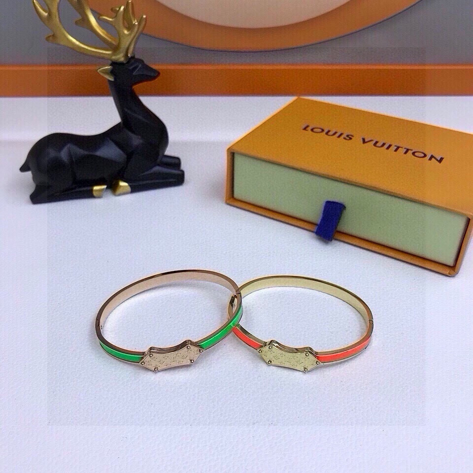 NO:373052,Original packaging of pictures LOUIS VUITTON official website M68995NANOGRAM series bracelets. Louis Vuitton craftsmanship forged a light and flexible gloss bracelet for Nanogram bracelets, and then carved Monogram flowers and LV letters on metal nameplate. Keychain, keychain, louis vuitton, louis vuitton, louis vuitton, bracelet, keychain19860909配图片原版包装 LOUIS VUITTON官网M68995NANOGRAM系列手镯. 路易威登匠艺为Nanogram手镯锻造轻巧灵活的光泽手环,再将Monogram花卉与LV字母镂刻于金属铭牌.钥匙扣,钥匙扣,louis vuitton,louis vuitton,louis vuitton,bracelet,keychain,accessory